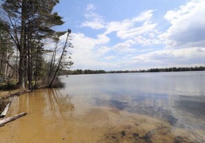 En la playa, camastros y toallas de playa 