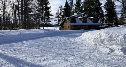 Quiet year round lake home, swimming/fishing, near Pictured Rocks, trail access
