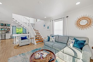 Smart TV, ping pong, books - Perfectly Located Near the Beach, Dining, and Shopping! (Holmes Beach)