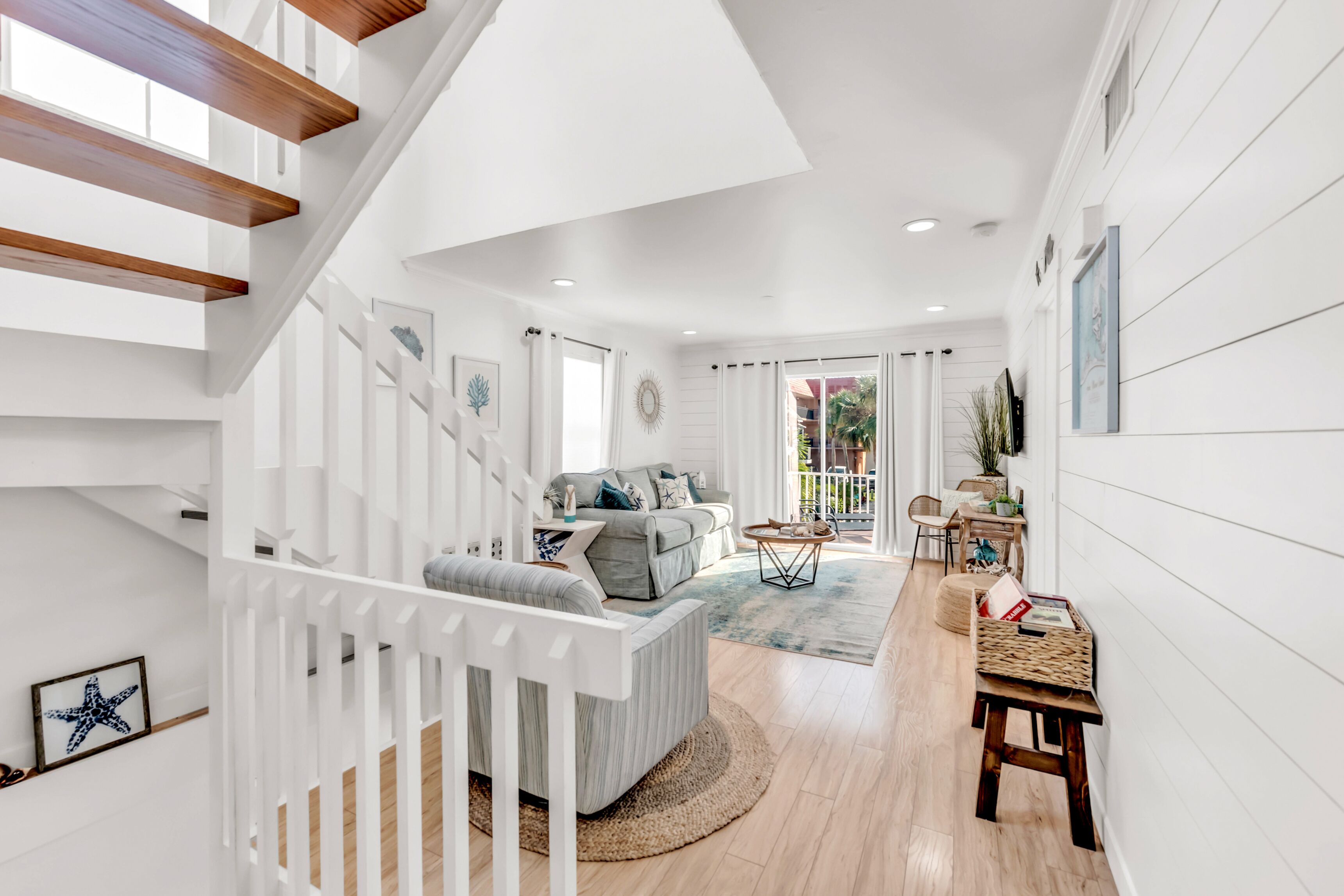 Smart TV, tenis de mesa, libros y oficina 