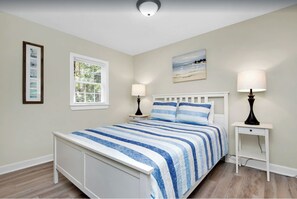 2 bedrooms, iron/ironing board, free WiFi, bed sheets - Tara Cove Cottage (Ogunquit)