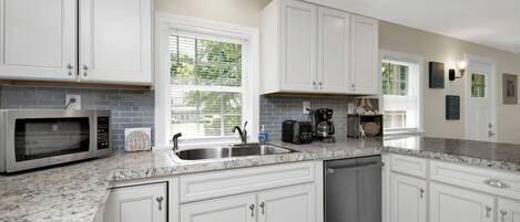 ثلاجة، ميكروويف، فرن، موقد طهي مسطح