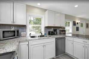 Fridge, microwave, oven, stovetop - Tara Cove Cottage (Ogunquit)