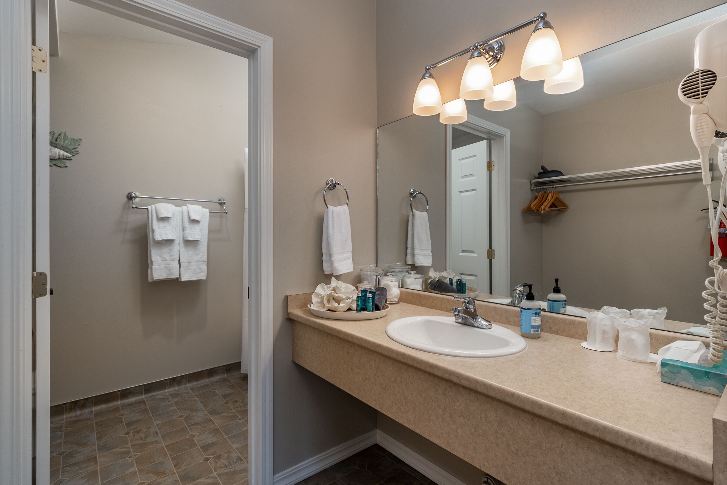 Secadora de cabello, toallas, jabón, shampoo 