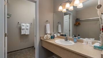 Secador de pelo, toallas, jabón y champú