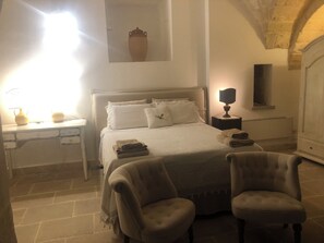 4 chambres, coffres-forts dans les chambres, fer et planche à repasser