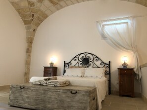 4 chambres, coffres-forts dans les chambres, fer et planche à repasser