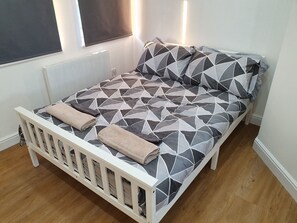 1 bedroom, iron/ironing board, bed sheets - Comfi Apartment (London)