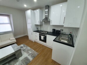 Fridge, oven, stovetop, electric kettle - Comfi Apartment (London)