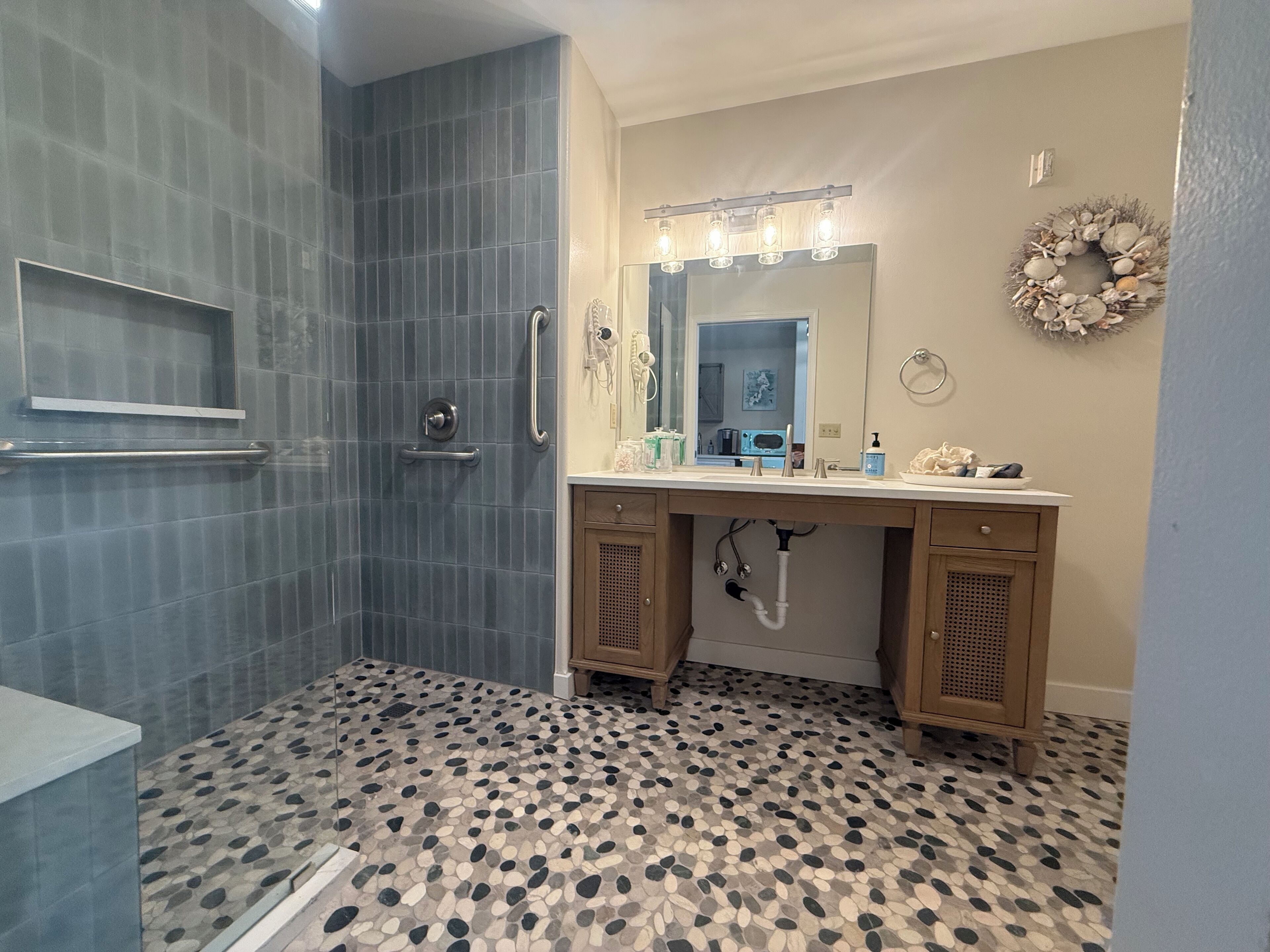 Asciugacapelli, asciugamani, sapone, shampoo