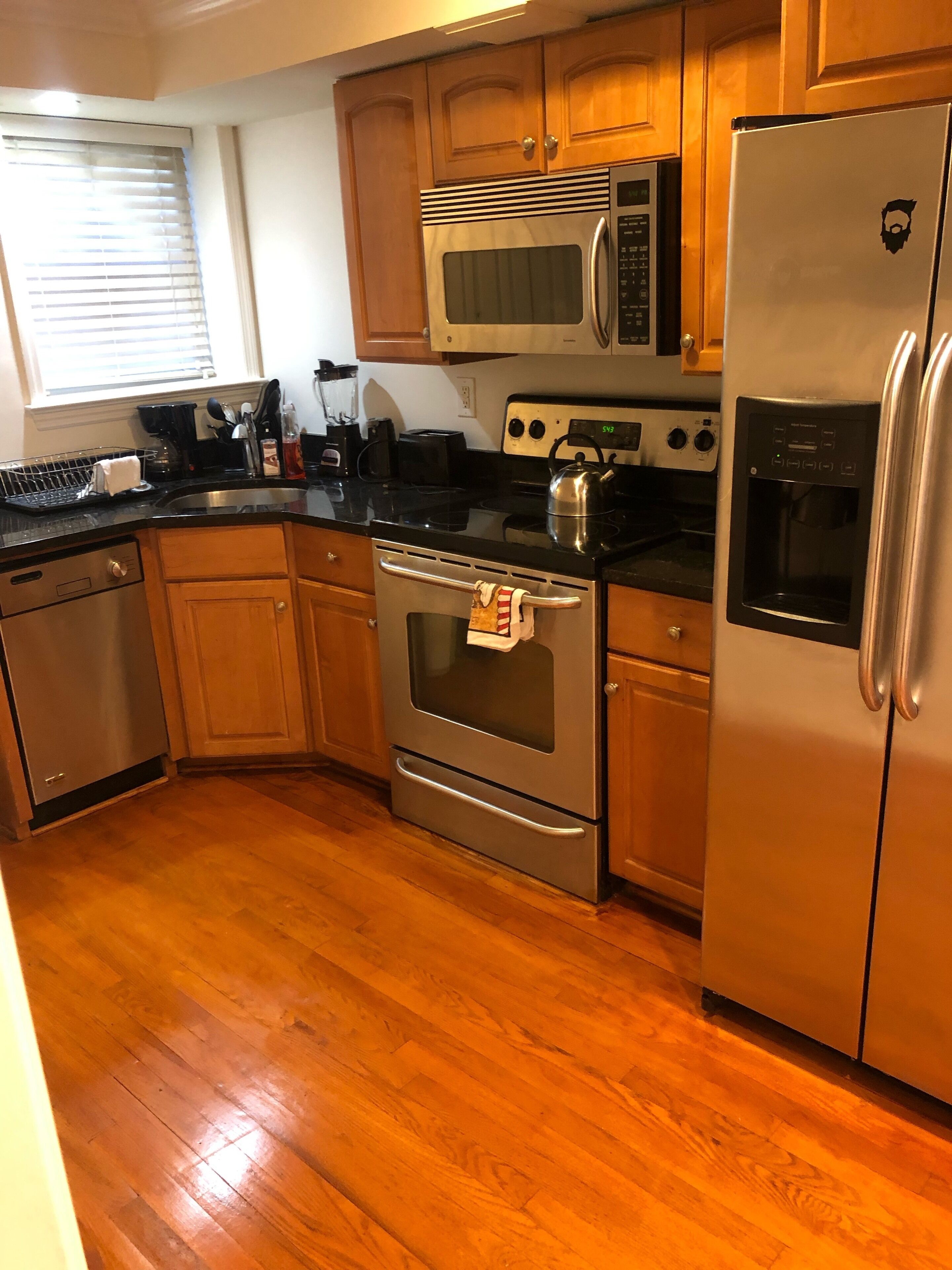 Beautiful Downtown 2 BR Apt,  near Sites + Free Parking