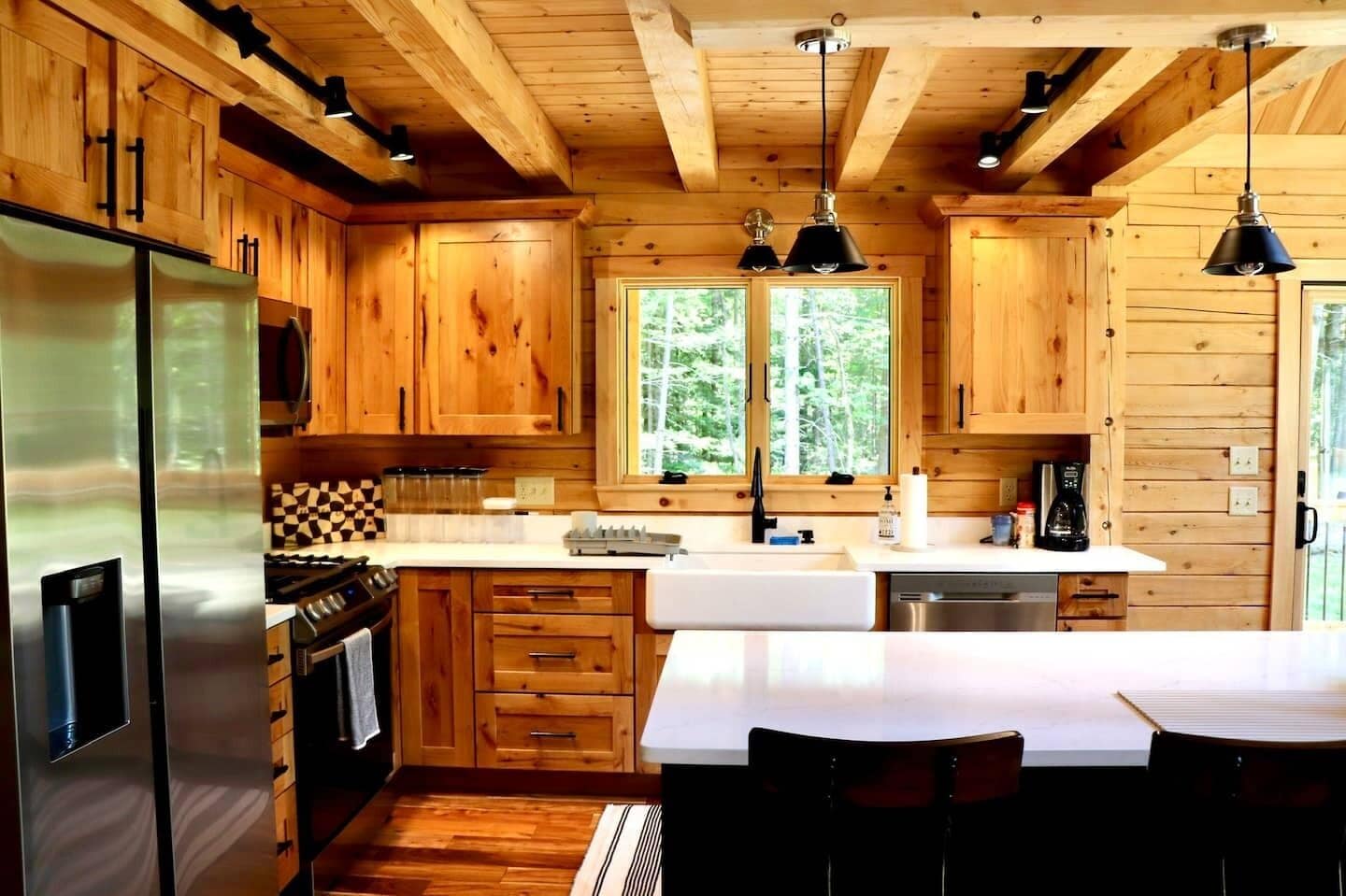 New Custom Log Home 3BR, Loft, 2.5 Bath, Sleeps 8