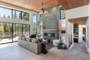 Télévision, cheminée, chaîne hi-fi, imprimantes