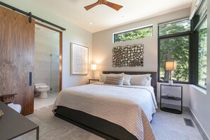 4 bedrooms, desk, iron/ironing board, free WiFi