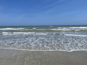 En la playa, camastros y toallas de playa 