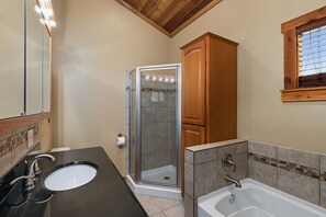 Bathtub, hair dryer, towels, soap - Medina Lake Villa - Large Family Rural Retreat, Pool & Multiple Decks with Views (Lakehills)