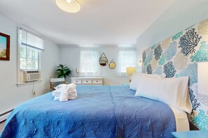 3 bedrooms, iron/ironing board, WiFi, bed sheets - Two-story home w/new kitchen, washer/dryer, large yard, & pool table (Orleans)