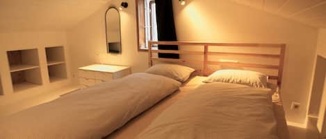 4 bedrooms, iron/ironing board, travel cot, free WiFi