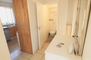 Douche, sĂšche-cheveux, serviettes fournies, savon