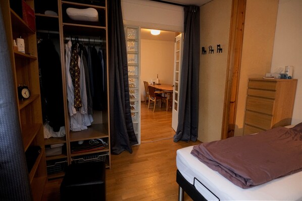 4 bedrooms, iron/ironing board, travel cot, free WiFi - Four double beds down-town main street. (Reykjavík)