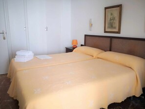 2 chambres, fer et planche à repasser, lit parapluie, Wi-Fi gratuit