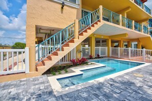 Unclassified image, 5 of 47, button