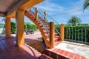 Unclassified image, 5 of 47, button