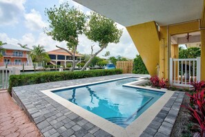 Unclassified image, 3 of 47, button