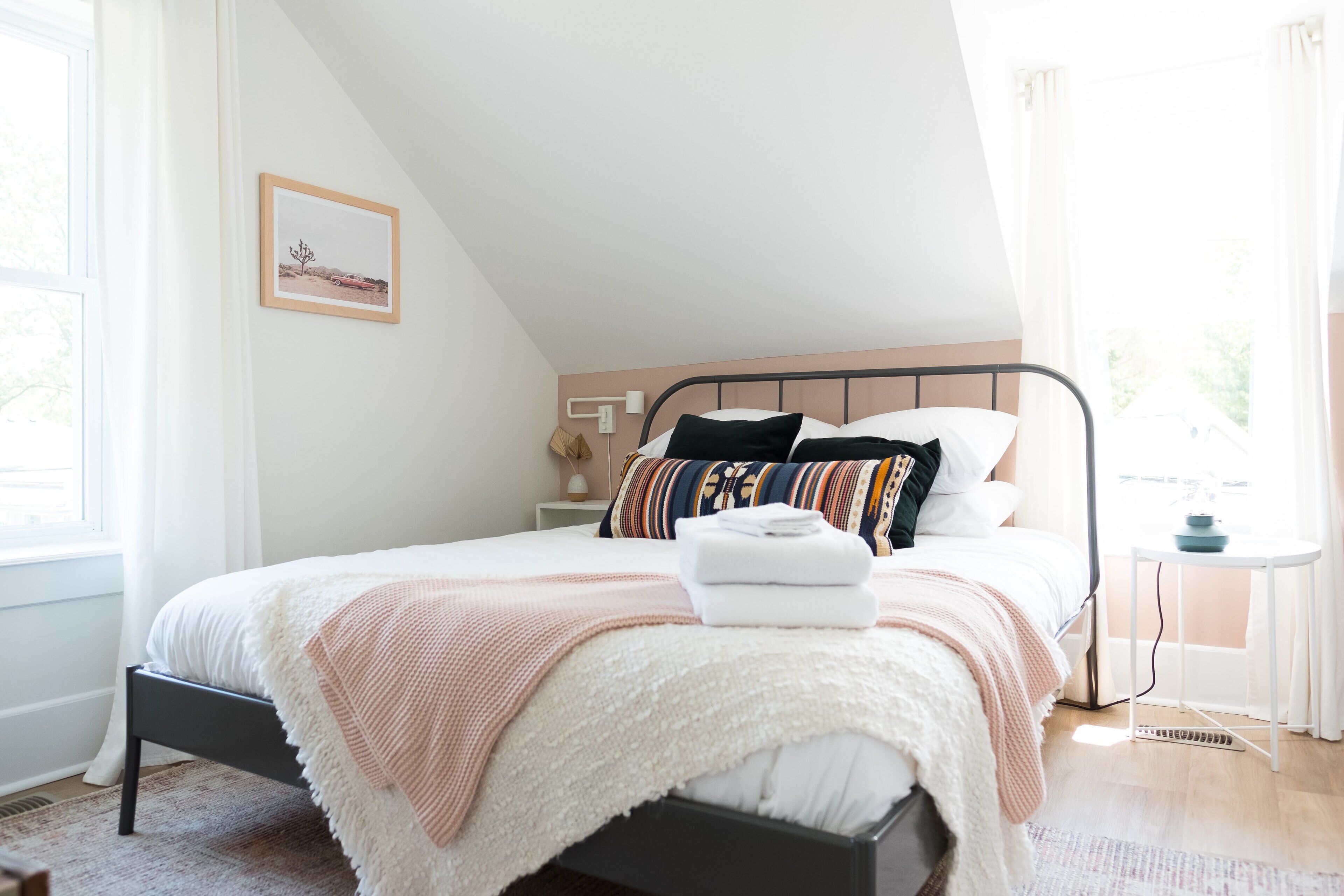 Downtown Picton 2 Bedroom Boho Suite! (15 Minutes to Sandbanks)