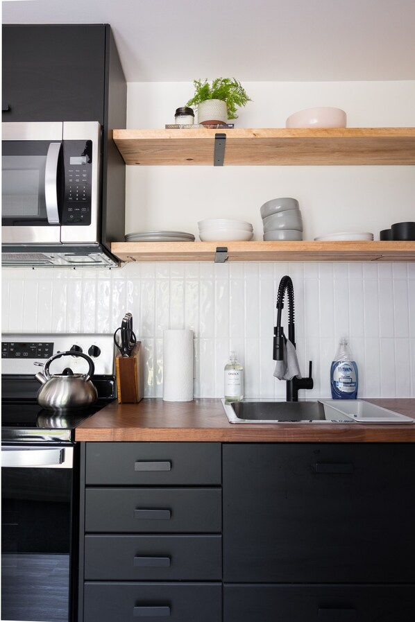 Kühlschrank, Mikrowelle, Ofen, Herdplatte