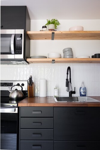 Downtown Picton 2 Bedroom Boho Suite! (15 Minutes to Sandbanks)