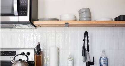 Downtown Picton 2 Bedroom Boho Suite! (15 Minutes to Sandbanks)