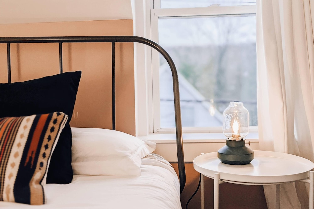 Downtown Picton 2 Bedroom Boho Suite! (15 Minutes to Sandbanks)