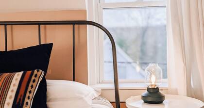 Downtown Picton 2 Bedroom Boho Suite! (15 Minutes to Sandbanks)