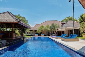 Outdoor pool - Blue Bamboo Villas (Cepaka)