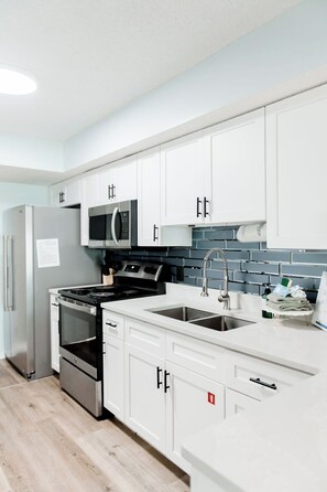 Coffee/tea maker, fridge, microwave, oven