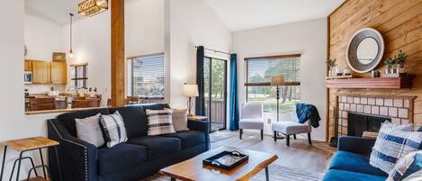 Télévision, cheminée, livres