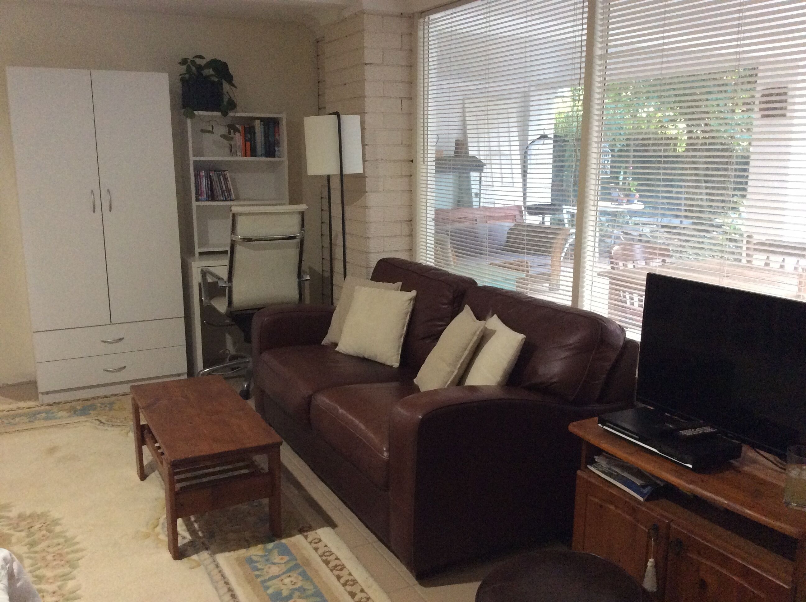 Studio flat in Leafy suburb close to city