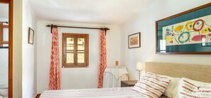 2 slaapkamers, een strijkplank/strijkijzer, gratis wifi, beddengoed
