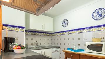 Een koelkast, een microgolfoven, een koffiezetapparaat/waterkoker