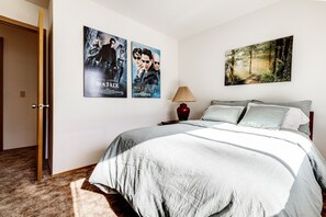 3 bedrooms, iron/ironing board, internet, bed sheets