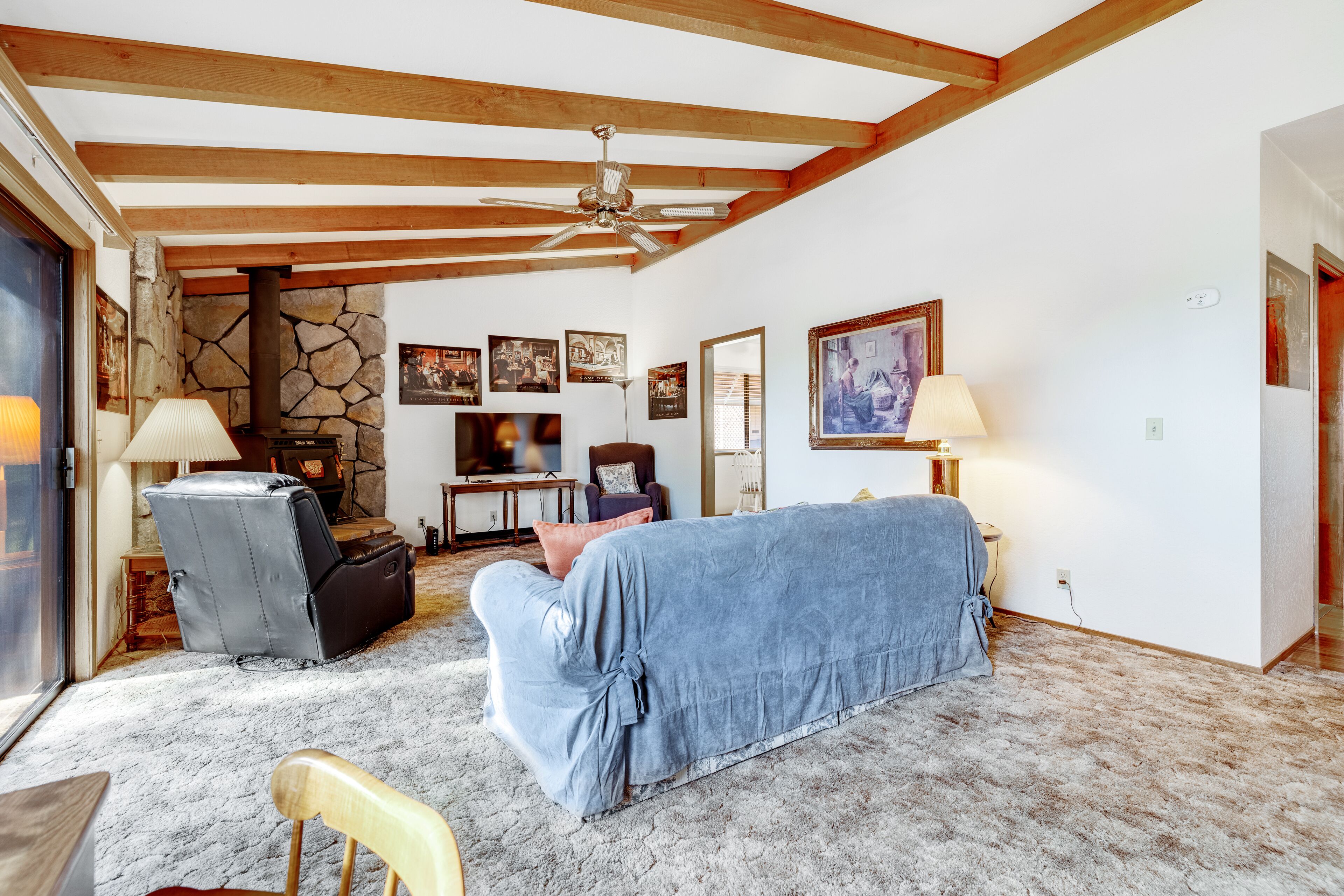 Classic dog-friendly home near Yosemite with large deck, central AC, & WiFi