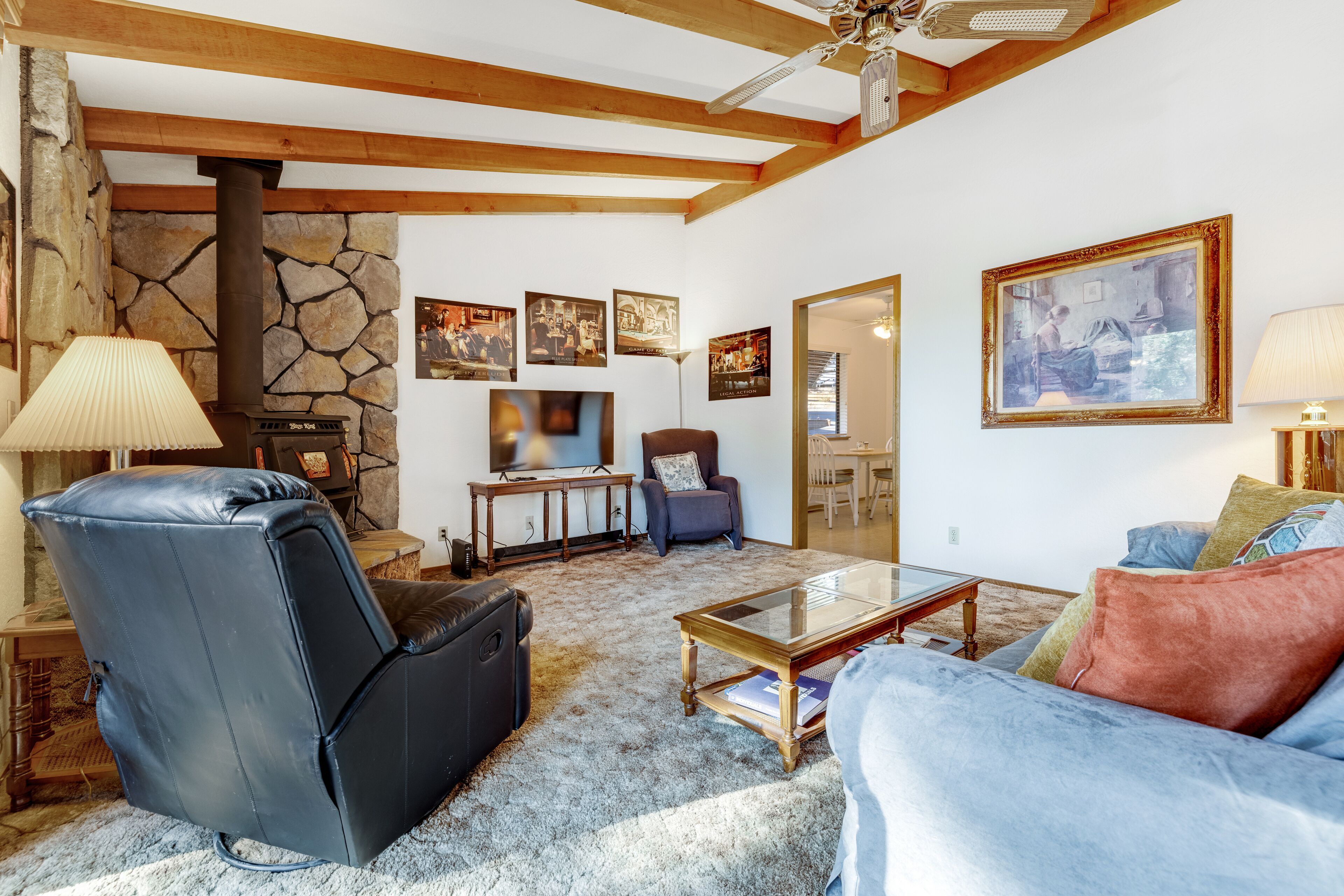 Classic dog-friendly home near Yosemite with large deck, central AC, & WiFi