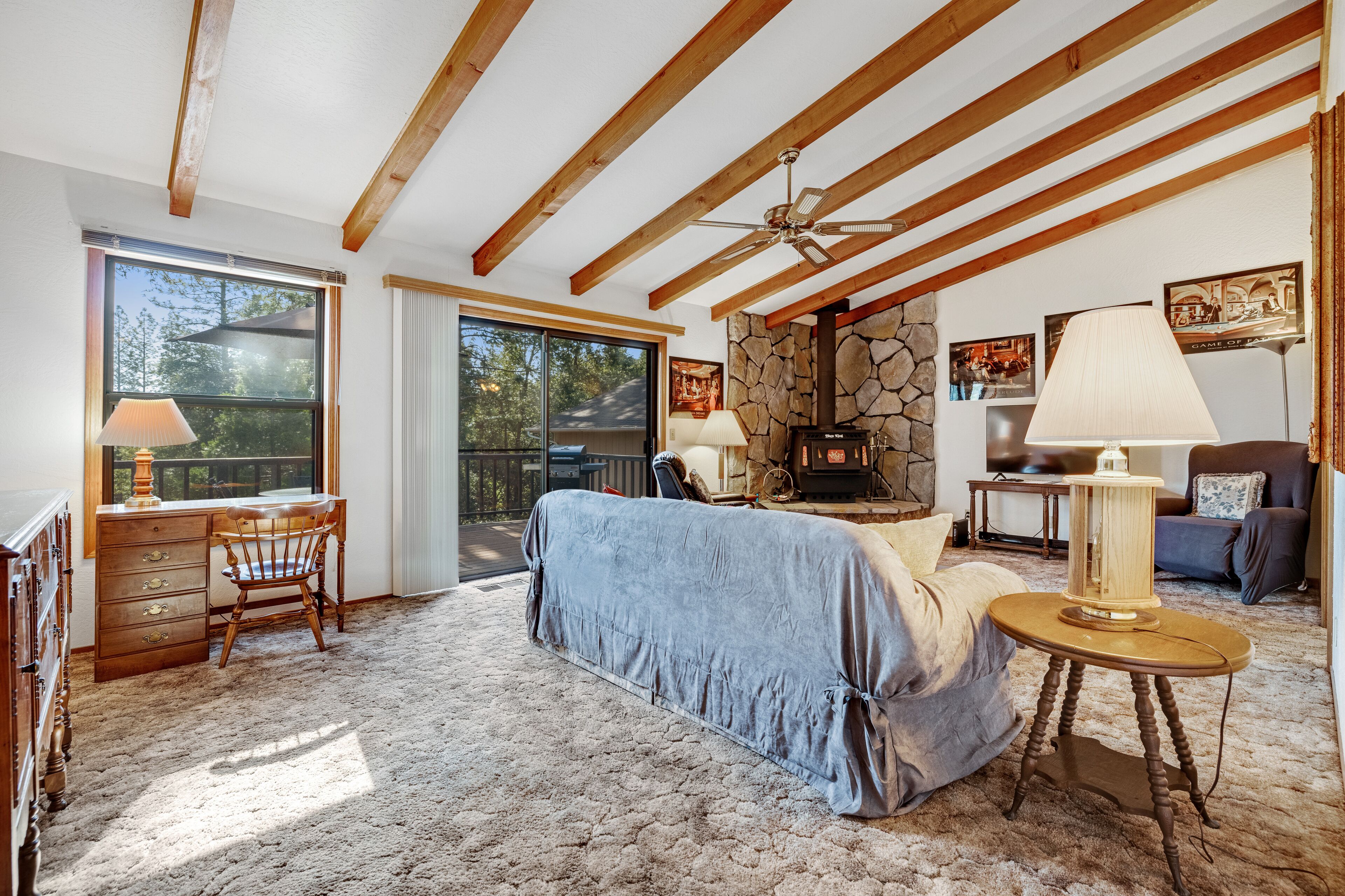 Classic dog-friendly home near Yosemite with large deck, central AC, & WiFi