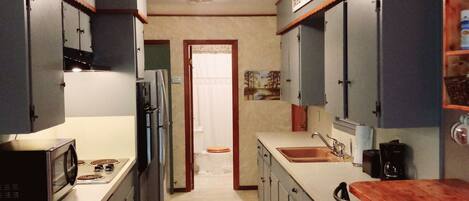 Jääkaappi, mikroaaltouuni, uuni, liesi