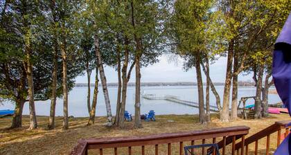 Charming Waterfront Cabin on Clark Lake- paddleboat and canoes!