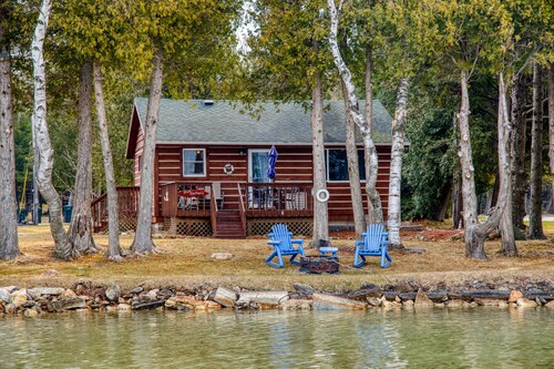 Charming Waterfront Cabin on Clark Lake- paddleboat and canoes!