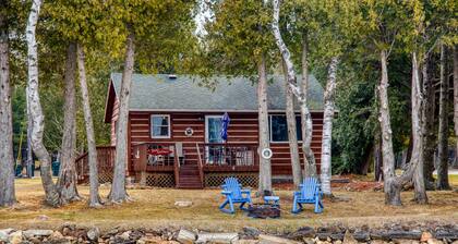 Charming Waterfront Cabin on Clark Lake- paddleboat and canoes!