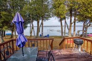Outdoor dining - Charming Waterfront Cabin on Clark Lake- paddleboat and canoes! (Sturgeon Bay)