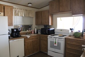 Een koelkast, een microgolfoven, een oven, een kookplaat